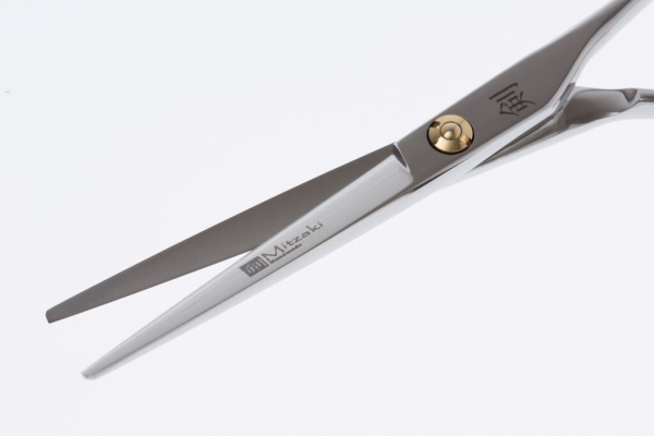 Mitzaki-Santay500 in 5.0 Zoll, ergonomische formgebung, Japanstahl mit feinem Hohlschliff, beide Schneiden hochglanzpoliert im DGT Verfahren, abschraubbarer Fingerhaken, Lieferung mit Einstellschlüssel und Scherenetui